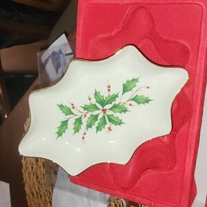 Lenox holly candy dish 8.5 lovely leaf shape 24 kt trim brand new in box perfect